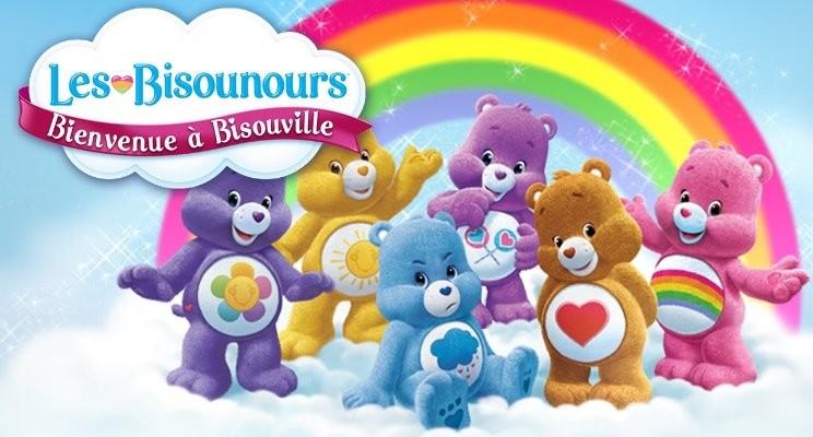 Les Bisounours de toutes les couleurs avec l'arc en ciel derrière et le titre : Bienvenue à Bisouville.
